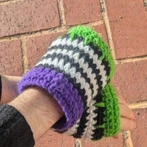 Stripped fingerless gloves